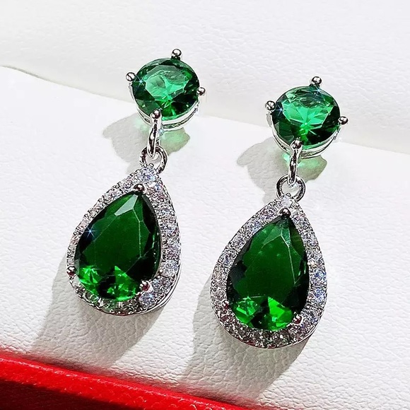 ♦️SALE♦️🌟2/$25🌟Bright Green Crystal Zirconia Drop Earrings - Picture 1 of 12